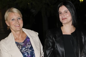 Αλίκη Καραμανλή | Με τον αδελφό της, Αλέξανδρο και τον Κώστα Καραμανλή στην κηδεία του Πέτρου Μολυβιάτη - εικόνα 3