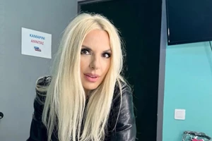 Αννίτα Πάνια | Η αναπάντεχη συνάντηση με τη Δανάη Μπάρκα σε ταβερνάκι στην Καλαμάτα - εικόνα 2