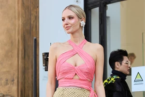 Η Δανάη Μπάρκα ήταν καλεσμένη σε δύο καλοκαιρινούς γάμους και δημιούργησε τα πιο κομψά looks