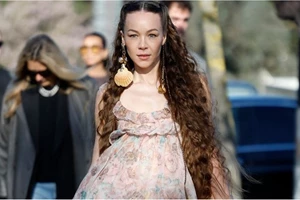 Αυτό το floral shirtdress από τη Zara κοστίζει 35,95 ευρώ και είναι το ρούχο που δεν θα αποχωρίζεσαι τους επόμενους μήνες - εικόνα 2