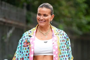 Όλοι οι τρόποι για να κάνεις πιο αποτελεσματική τη χρήση του ορού βιταμίνης C που επιλέγεις στο skincare σου - εικόνα 3