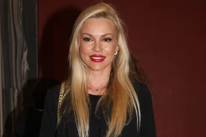 Η Βίκυ Κάβουρα λίγο πριν την ανακοίνωση της εγκυμοσύνης της | Με total black look και φουσκωμένη κοιλίτσα