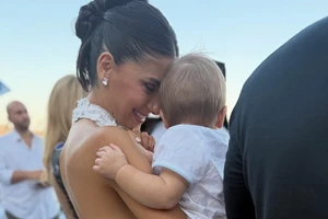 Αλεξάνδρα & Νταίζη Νίκα | Οι τρυφερές χριστουγεννιάτικες φωτογραφίες τους με τον Αργυρό Jr. - εικόνα 2