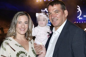 Πύρρος Δήμας | Βαθιά συγκινημένος στη βάφτιση της κόρης του - Χωρίς τα μεγάλα του παιδιά στο πλάι τους