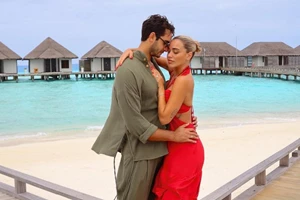 Κόνι Μεταξά | Στόλισε τέσσερα χριστουγεννιάτικα δέντρα - εικόνα 2