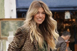 Δανείζεσαι και εσύ τα ρούχα του φίλου σου; Η Βάσια Κωσταρά δείχνει τον chic τρόπο για να φορέσεις τα πουκάμισά του