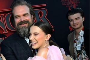 Millie Bobby Brown & David Harbour | Στιγμές συμφιλίωσης ή ένα καλά μελετημένο σχέδιο ενόψει πρεμιέρας; - εικόνα 2