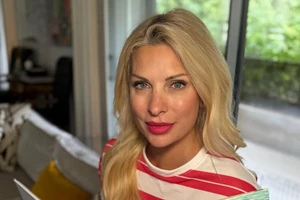 Ελένη Μενεγάκη | Με one shoulder λευκό φόρεμα στα τελευταία τηλεοπτικά της γενέθλια στο Mega - εικόνα 3