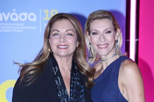 Άντζελα Γκερέκου | Χαλαρή βόλτα με chic σύνολο, κάτω από την Ακρόπολη - εικόνα 2