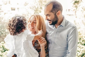 Μαρία Ηλιάκη | Με three piece bermuda suit σε μπορντό χρώμα