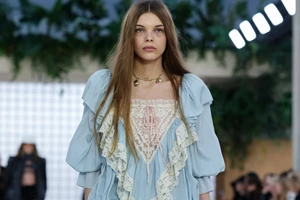 Αυτό το suede σακάκι από τη Stradivarius κοστίζει 39,99 ευρώ και είναι το πιο hot πανωφόρι για την άνοιξη