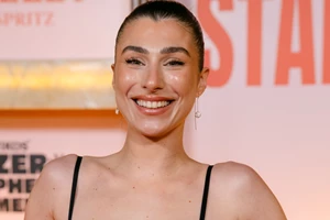 Η λεπτομέρεια στο μανικιούρ της Βάλιας Χατζηθεοδώρου που κάνει το γαλλικό να δείχνει πιο πολυτελές από ποτέ - εικόνα 2