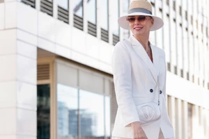 Αυτό το floral φόρεμα στην απόχρωση του butter yellow είναι το ρομαντικό piece που χρειάζεσαι για ένα καλοκαιρινό ραντεβού - εικόνα 2