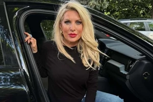 Ελένη Μενεγάκη & Μάκης Παντζόπουλος | Αγκαλιά στο γήπεδο