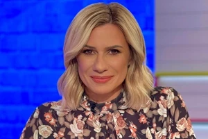 Κατερίνα Καραβάτου | Με στιλάτο pied de poule σύνολο και αέρα γαλλικού στιλ