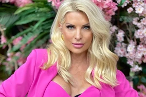 Ο Άγγελος Λάτσιος φωτογραφίζει την Ελένη Μενεγάκη με μαγιό