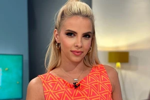 "Τζένη in Κατεχάκη" | Η Τζένη Μελιτά φόρεσε το ίδιο φόρεμα με την Emily Cooper της σειράς Εmily in Paris