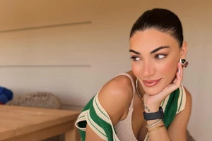 Άκρως εντυπωσιακή η Ήβη Αδάμου σε εμφάνισή της στην Τουρκία