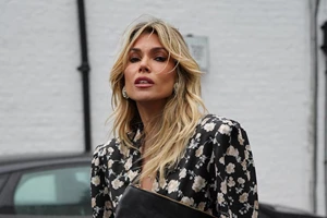 Βάσια Κωσταρά | Το κοστούμι της είναι στο χρώμα και το μήκος που θα ορίσει τις εμφανίσεις σου την άνοιξη και το καλοκαίρι