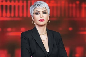 Φαίη Σκορδά | Έλαμψε στην πασαρέλα της Eβδομάδας Mόδας της Αθήνας σε ρόλο μοντέλου - εικόνα 2