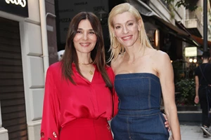 Νονά στα λευκά η Ζέτα Δούκα | Το τέλειο look αν βαφτίζεις μωρό μες στο καλοκαίρι - εικόνα 3