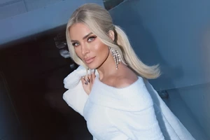 Κατερίνα Καινούργιου | H suede midi φούστα της είναι από τη Massimo Dutti και είναι στο πιο trendy χρώμα για την άνοιξη