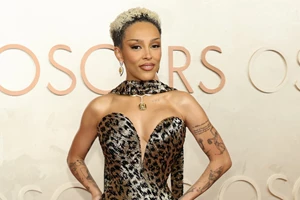 Η Lily-Rose Depp περπάτησε για πρώτη φορά στο κόκκινο χαλί των Οscars με Chanel δημιουργία - εικόνα 3