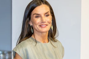 Η βασίλισσα Letizia επέλεξε τα άνετα παπούτσια που ταιριάζουν με τα καλοκαιρινά φορέματα - εικόνα 2