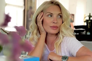 Ελένη Μενεγάκη | Με ψάθινο καπέλο και άκρως καλοκαιρινό outfit σε βάφτιση