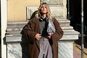 Το top που πρέπει να συνδυάσεις με επίσημο φόρεμα όταν η θερμοκρασία πέφτει αισθητά, σύμφωνα με το στιλ της Βάσιας Κωσταρά