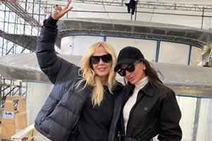 Νίκος Καρβέλας | Διασκέδασε στην Άννα Βίσση με τη Έλενα Φερεντίνου και την Αννίτα Πάνια