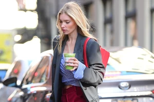 Το 2024, αποχαιρετάμε την "ήσυχη πολυτέλεια" και υποδεχόμαστε το "Mob Wife" trend | Πώς θα το υιοθετήσεις