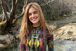 Στο θέατρο για να στηρίξει τη σύντροφό του | Ο Πάνος Βλάχος στην πρεμιέρα της Νατάσας Εξηνταβελώνη - εικόνα 4