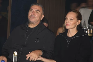 Υβόννη Μπόσνιακ | Η σέξι εμφάνιση στην πρεμιέρα του Αντώνη Ρέμου με τον Χρήστο Μάστορα - εικόνα 3