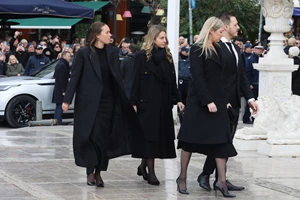 Letizia, Leonor και Sofia στην Αθήνα | To πένθιμο look τους στην κηδεία της πριγκίπισσας Ειρήνης