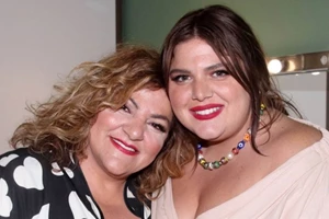 Δανάη Μπάρκα | Στην ολυμπιακών διαστάσεων πισίνα του ξενοδοχείου της μητέρας της στη Μάνη