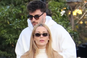 Ελένη Βουλγαράκη-Φώτης Ιωαννίδης | Full ερωτευμένοι σε γάμο φιλικού ζευγαριού – Η σπάνια φωτογραφία - εικόνα 2