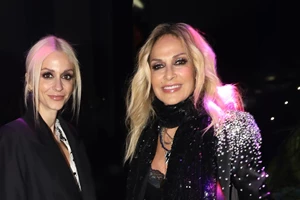 Δήμητρα Κούστα | Με μικροσκοπικό μπλε μπικίνι στις διακοπές με το σκάφος στα ελληνικά νησιά