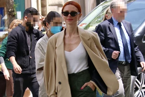 Ο πρωτότυπος τρόπος για να μετατρέψεις το λευκό t-shirt σου στο πιο κομψό item του καλοκαιριού