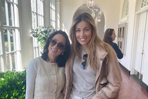 "Σαν μικρό κοριτσάκι" | Με μίνι ροζ φούστα και λευκό top κάνει βόλτες στο Μαιάμι