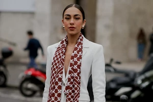 Το chocolate brown jacket από τη Mango με το οποίο θα δείχνεις ενημερωμένη ως fashionista