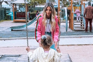 Αθηνά Οικονομάκου | Έκανε στην κόρη της, Σιέννα το πιο "παιχνιδιάρικο" χτένισμα που έχεις δει - εικόνα 2