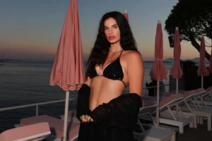 Η Χριστίνα Μπόμπα φόρεσε το ολόσωμο μαγιό που κολακεύει τέλεια τις καμπύλες του σώματος - εικόνα 4