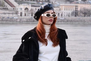 Θα φορούσες ποτέ πράσινο vinyl παντελόνι; Η Τόνια Σωτηροπούλου θα σε πείσει να το κάνεις