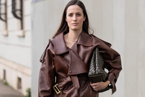 Κατερίνα Καινούργιου | H suede midi φούστα της είναι από τη Massimo Dutti και είναι στο πιο trendy χρώμα για την άνοιξη - εικόνα 2