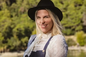 "Σαν νεράιδα στη βάφτιση του γιου της" | Η Μαντώ Γαστεράτου αγκαλιά με τον νεοφώτιστο Χρήστο