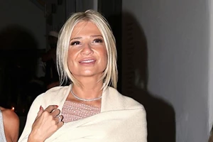 Φαίη Σκορδά | Με στιλάτη leopard εμφάνιση και καφέ γόβες