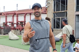 Στην Αντίπαρο ο Matthew McConaughey | H selfie με τον Σταύρο Σβήγκο - εικόνα 2