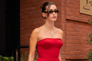 Αυτό είναι το πιο θηλυκό κόκκινο φόρεμα από την H&M σύμφωνα με τις fashionistas του TikTok