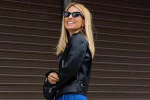 Η Μαρία Ηλιάκη με γιλέκο και τζιν cargo παντελόνι | Πώς θα αντιγράψεις το σοφιστικέ look της